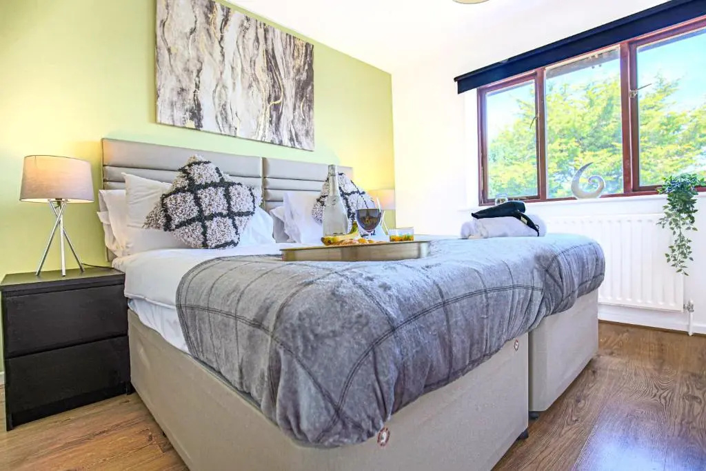 Cosy House - 7 minutes drive to City Centre - Fast Wifi, Smart TV with Netflix, Free Parking and Private Garden by Yoko Property