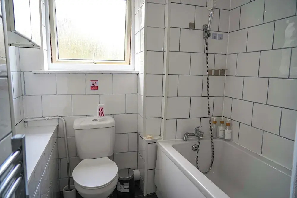 Milton Keynes Home - Sleeps 4 - Parking