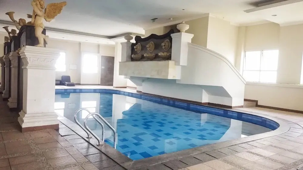 Strategic 1BR The Boulevard Apartment with Luxurious Design