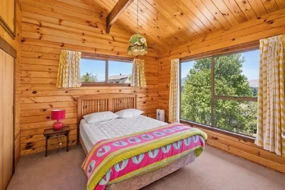 16 Chalet Cres