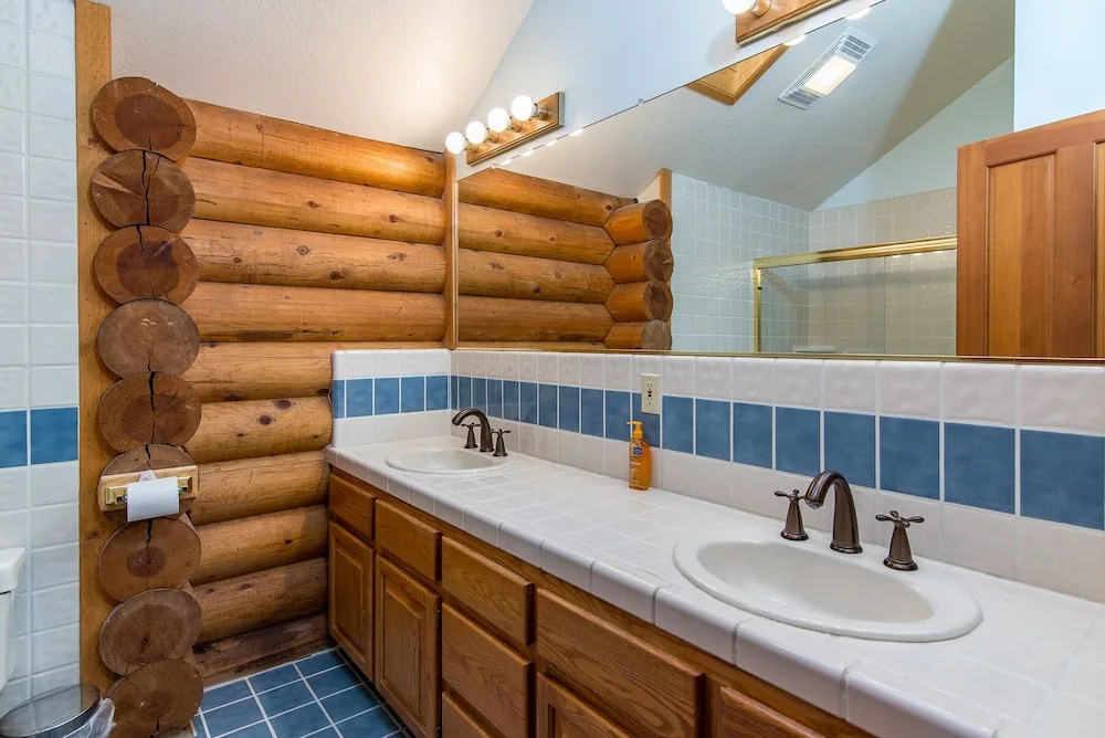 Log  W/ Hot Tub, Billiards & Mt. Tallac Views 4 Bedroom Home