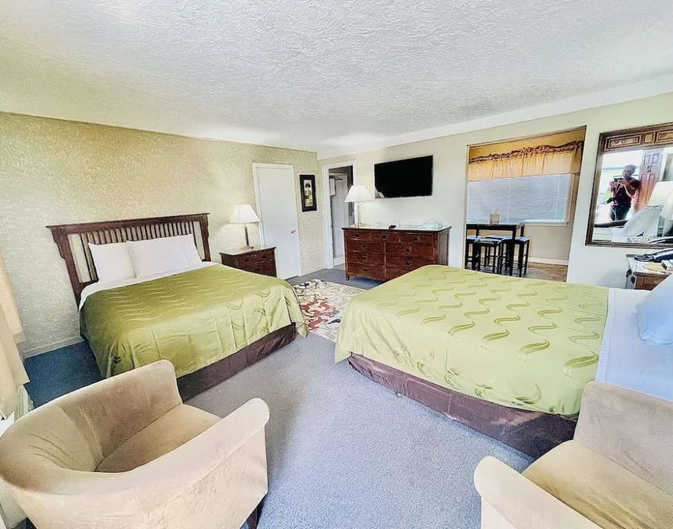 Sage N Sand Motel