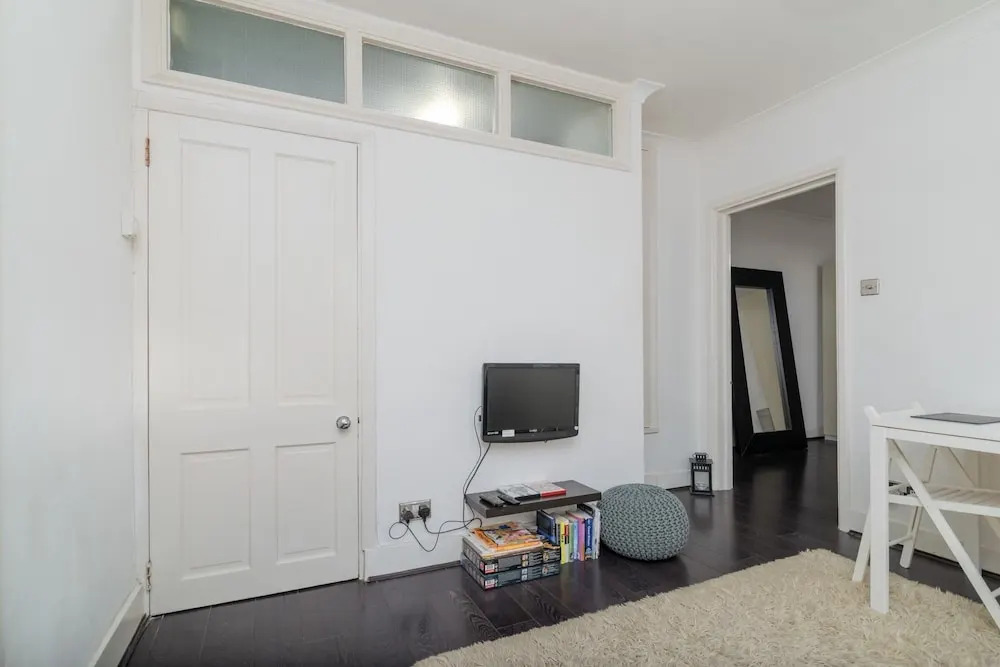 Fantastic 1BR Flat in East London for 2 Guests!