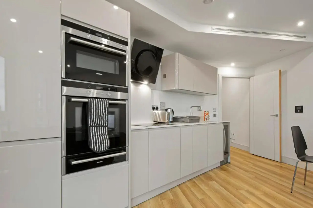 Stylish Modern Apartment by Aldgate East Station 3