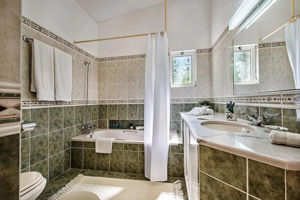 4 Beds, Golf Views, Optional Pool Heating