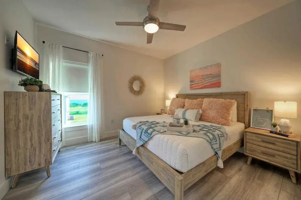Sleeps 24 2 Homes, Walk to the Beach, Private Pools, Fire Pit, Modern Design