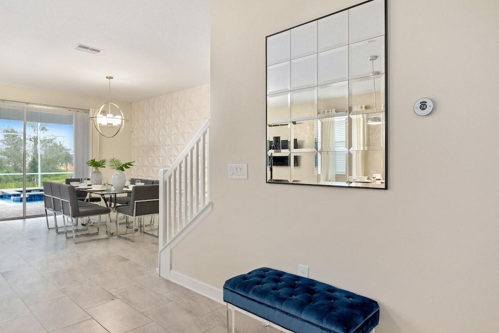 1509 MC - Exquisite 8BR Villa with Pool Games