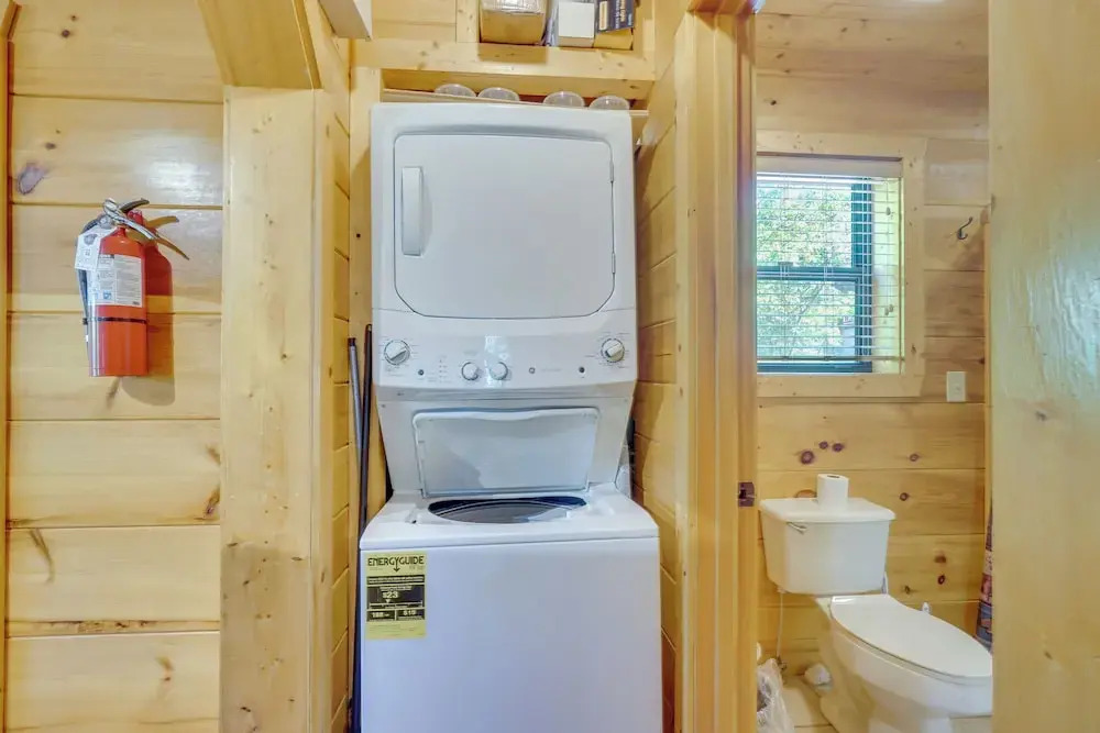 Sevierville Cabin w/ Hot Tub: 5 Mi to Pigeon Forge
