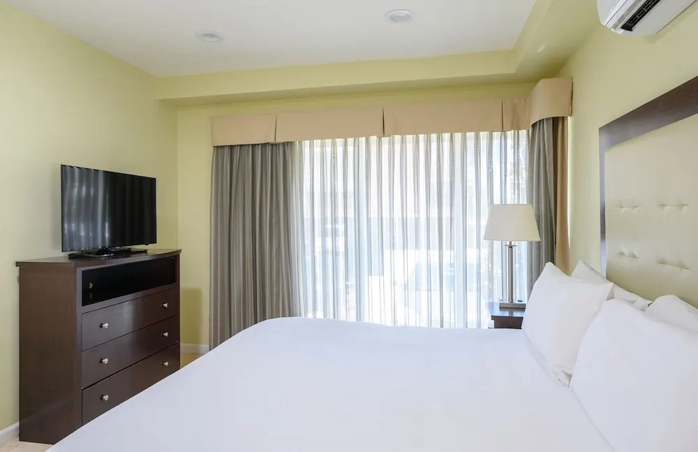 The S Of Las Olas Canal-front Patio & Pool 1 Bedroom Hotel Room