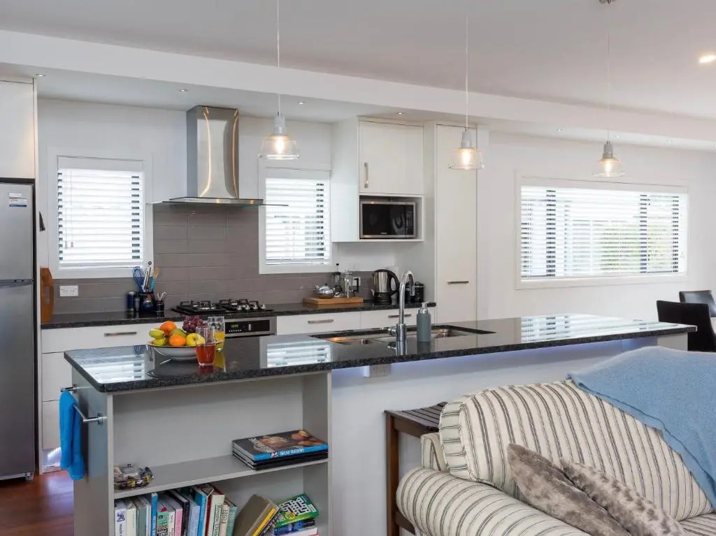 Poolside Retreat - Picton Holiday House Waikawa