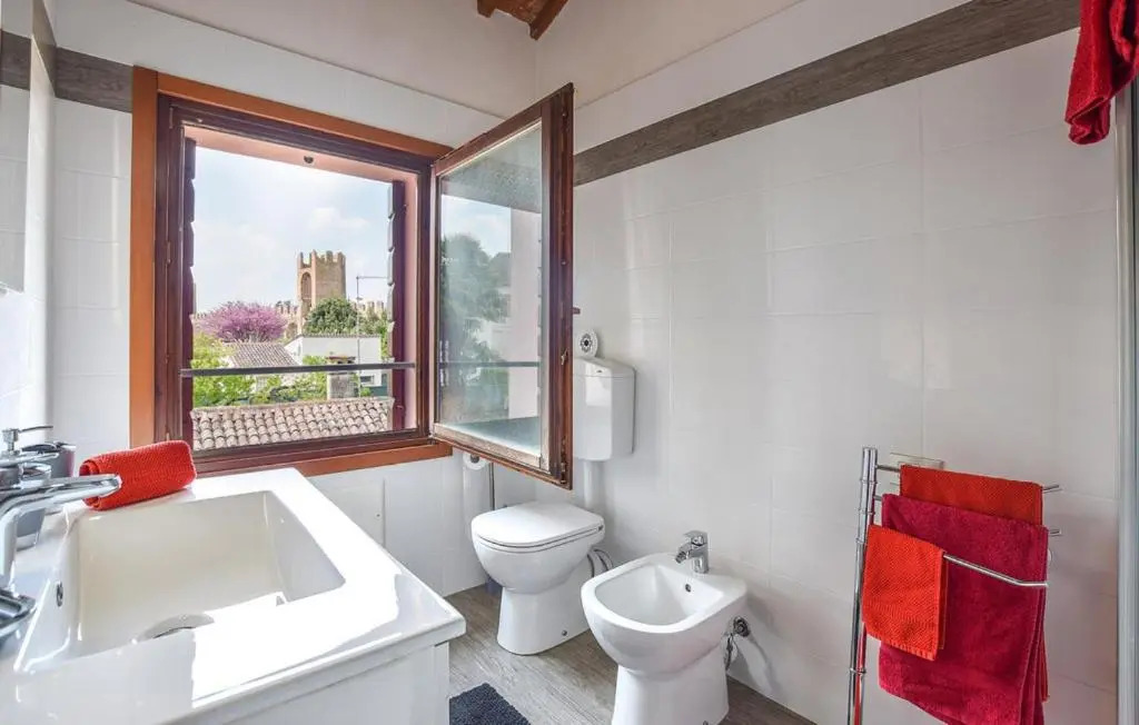 2 Bed-sleeps 6-aircon-town Centre-free Parking