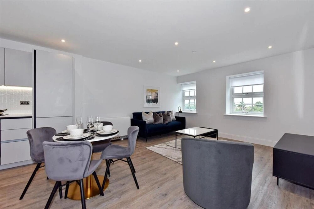 Prestigious & Luxury 2-bed Apartment in Slough