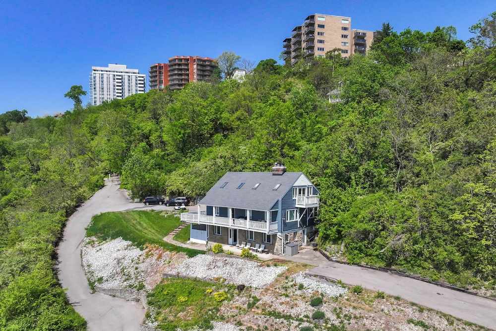 Wooded Apt w/ River Views, 3 Mi to Dtwn Cincinnati