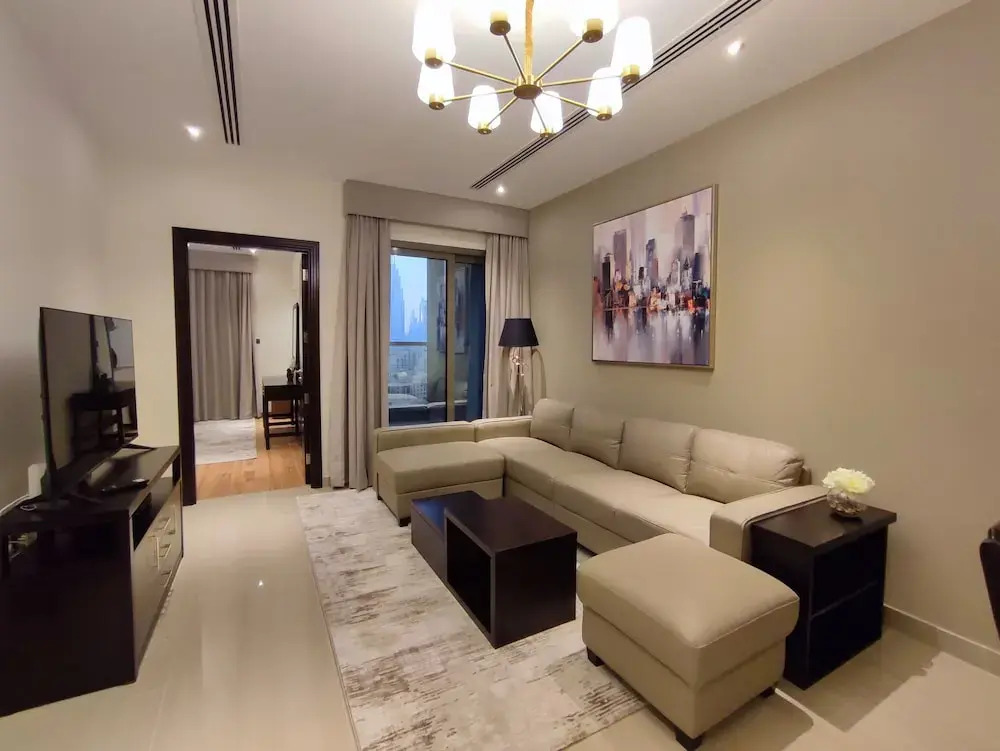 SuperHost - Downtown Apartment With Charming Park Views