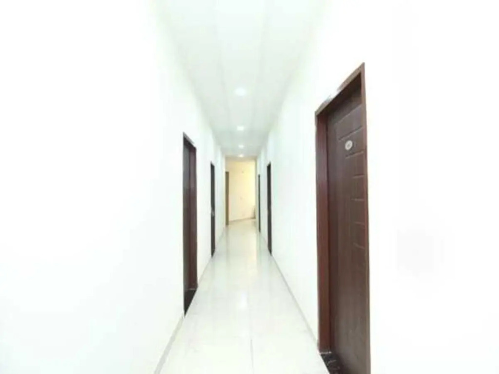 Oyo 92531 Hotel Golden Crown