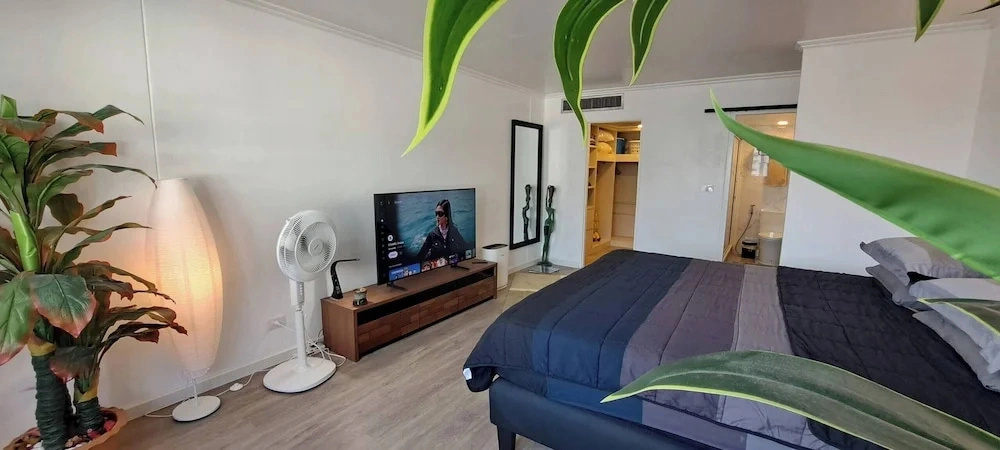 Stylish New Condo in Nana