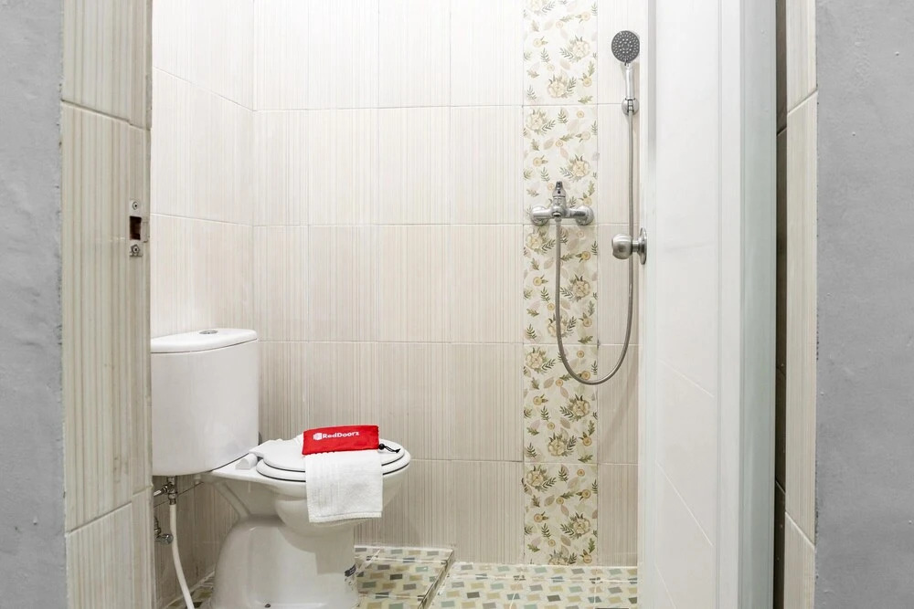 Afifah Guesthouse by RedDoorz