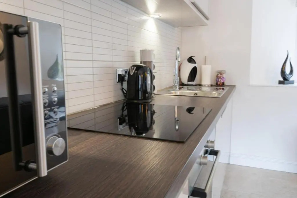 Premiere City Centre Apartment with Gated Parking and Excellent Feedback, Big Double Bedroom, Balcony, Courtyard Garden, Ideal for Long Stays, WFH, Getaways and Ongoing Contracts