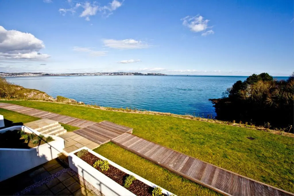 Avocet 2 Luxury Apartment with Pool and Parking