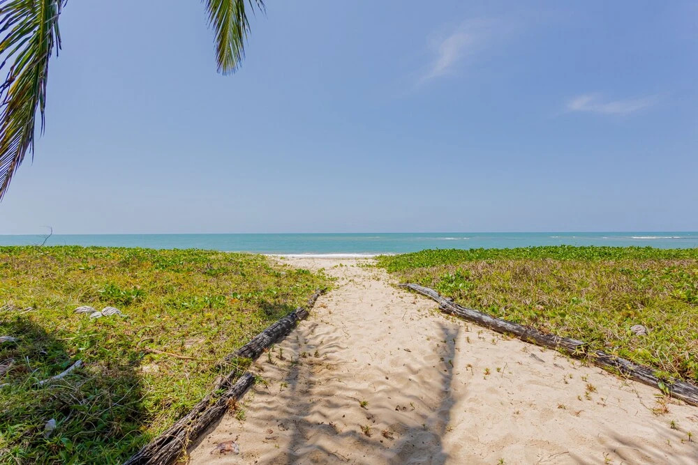 IT03 Bangalo Duplex 3 Suites Pe na Areia