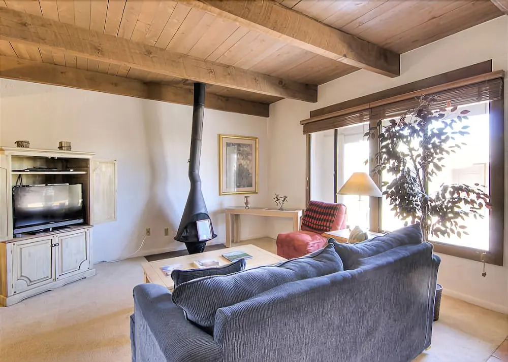 Artist Road #18, 2 Bedrooms, Sleeps 4, Flat Screen TV, Pool Access, WiFi