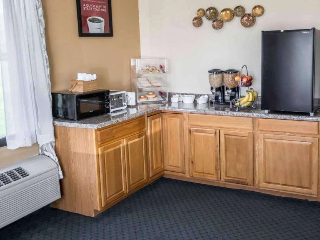 Econo Lodge Shorewood