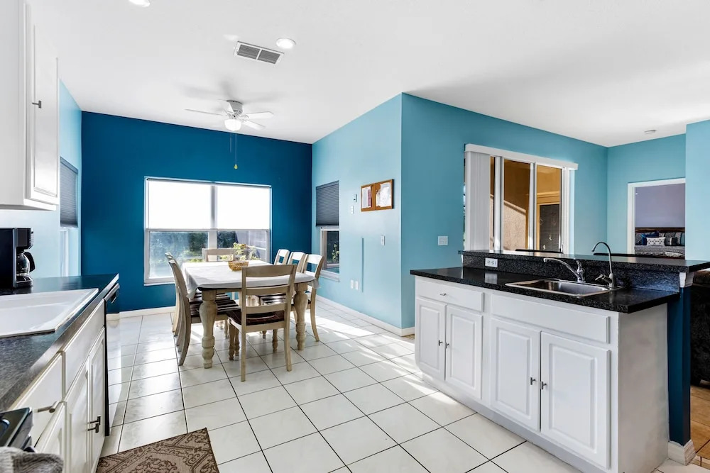 Sunny Private Pool with Nature View to Rear - Quiet Community - Nr Disney