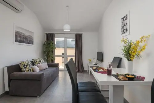 Sky Apartments & Rooms