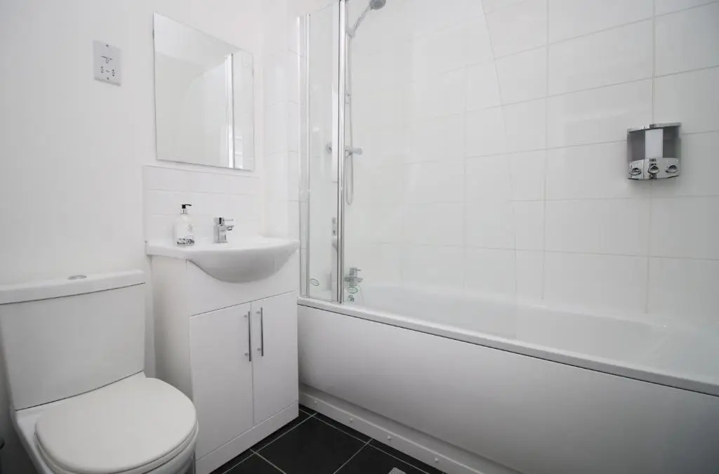 City View - 2 Bed City Center Apartment With Street Parking - Sleeps 6 - By DYZYN