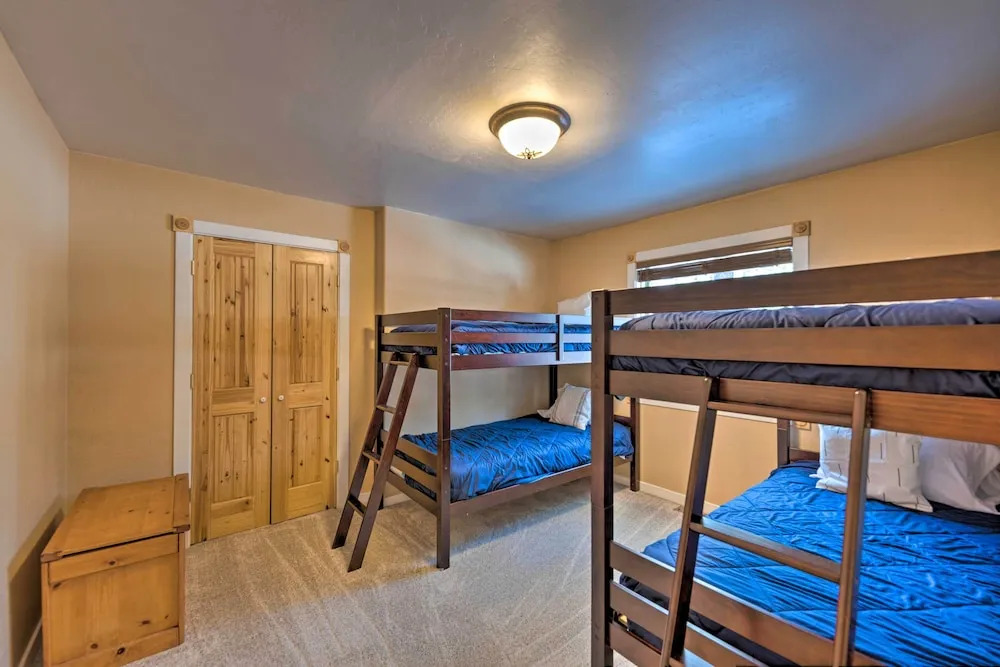 Spacious Pinetop Country Club Cabin w/ Deck!