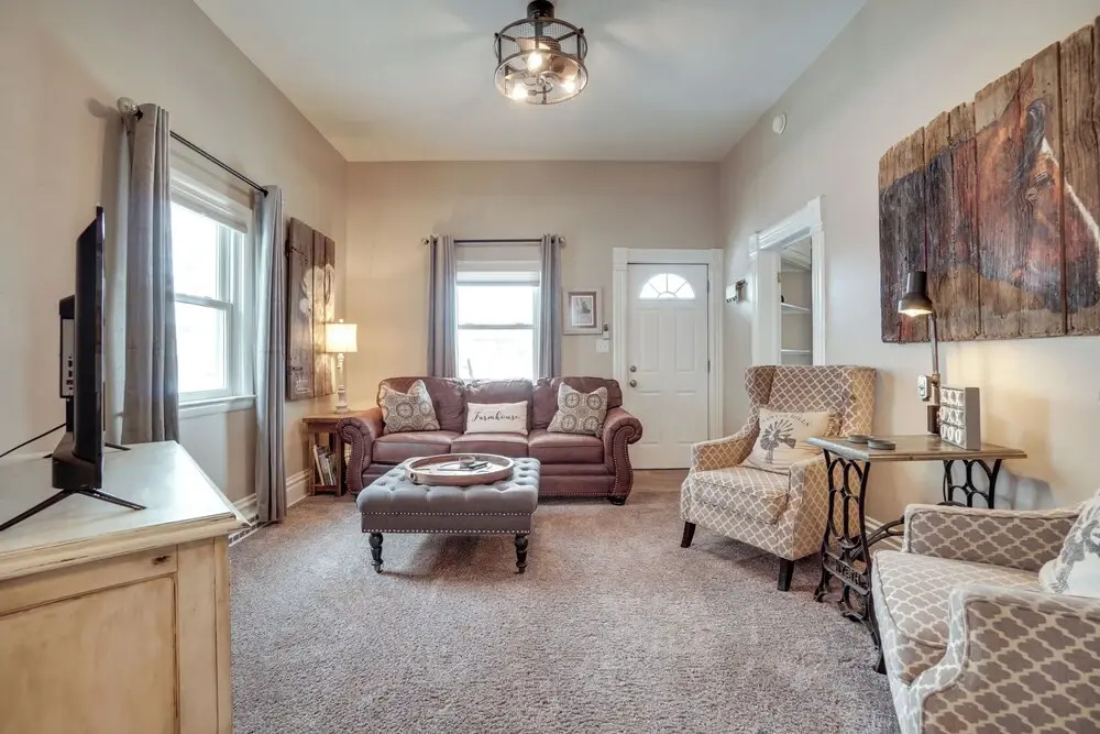 Walk to University: Dtown Laramie Home!
