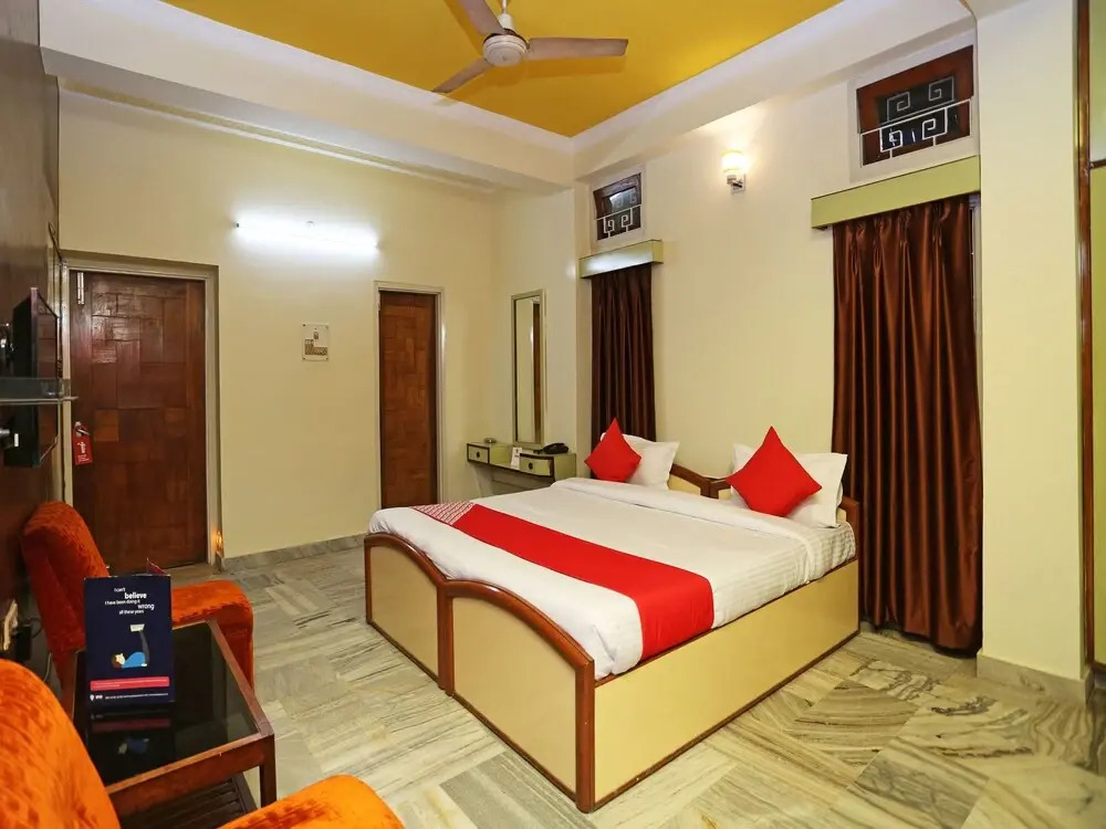 OYO 11696 Holiday Inn Guest House