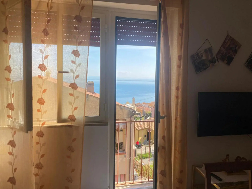 Apartment above the panoramic road of the village.-Casa Stella