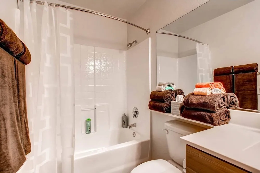 Beautiful San Diego Private Entrance Open Bedroom + Upstairs Loft! (H1)