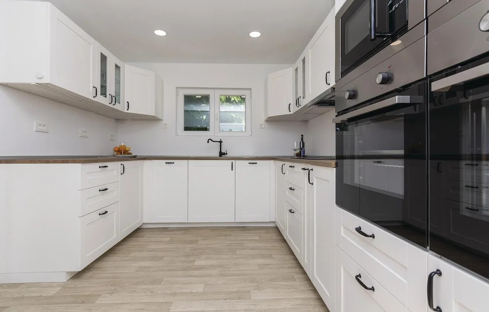 Ten-Bedroom Holiday Home In Petrcane