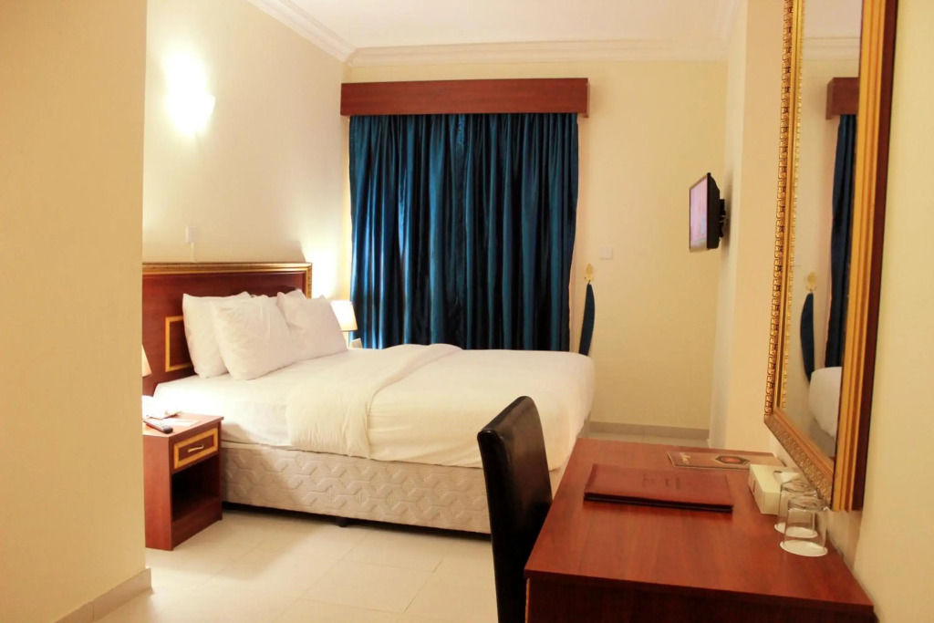 Montreal Naif Hotel