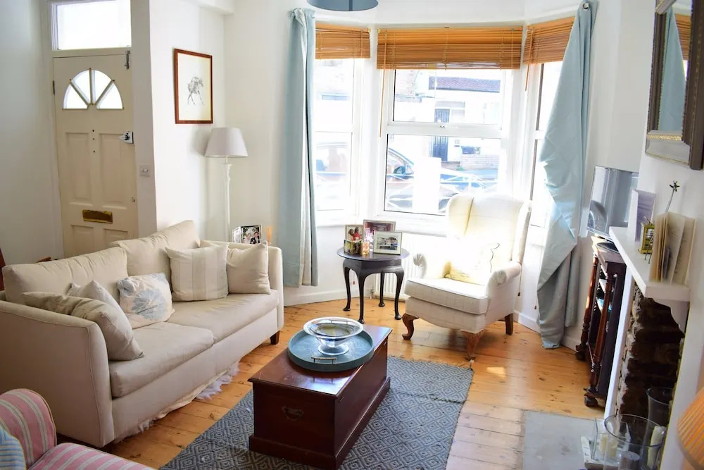 1 Bedroom Home With Private Garden in Barons Court
