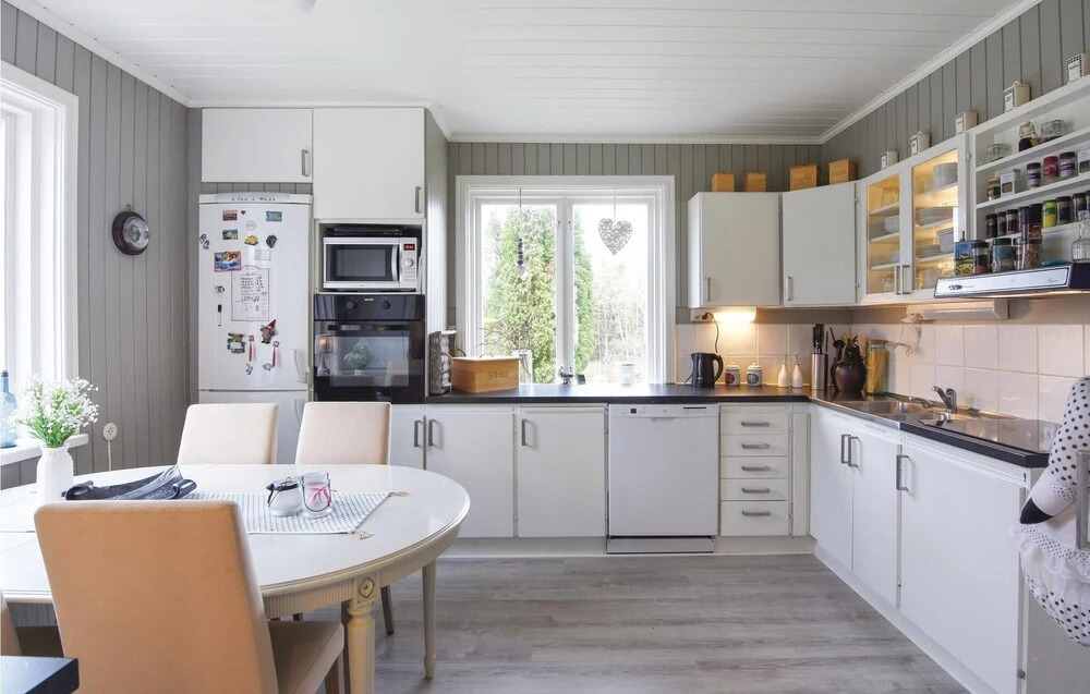 Cozy Home In Åsensbruk With Kitchen