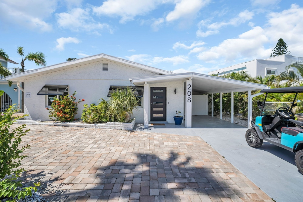 Heated Pool Hot tub Close to Beach Pet Friendly