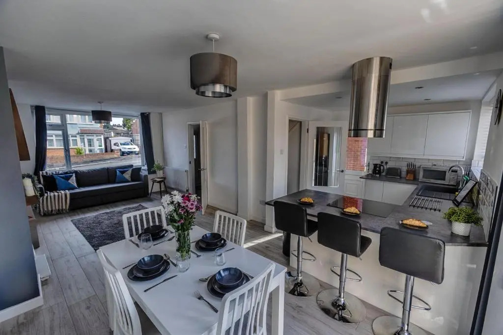 Modern 3-Bed House with Parking - Sleeps 7!