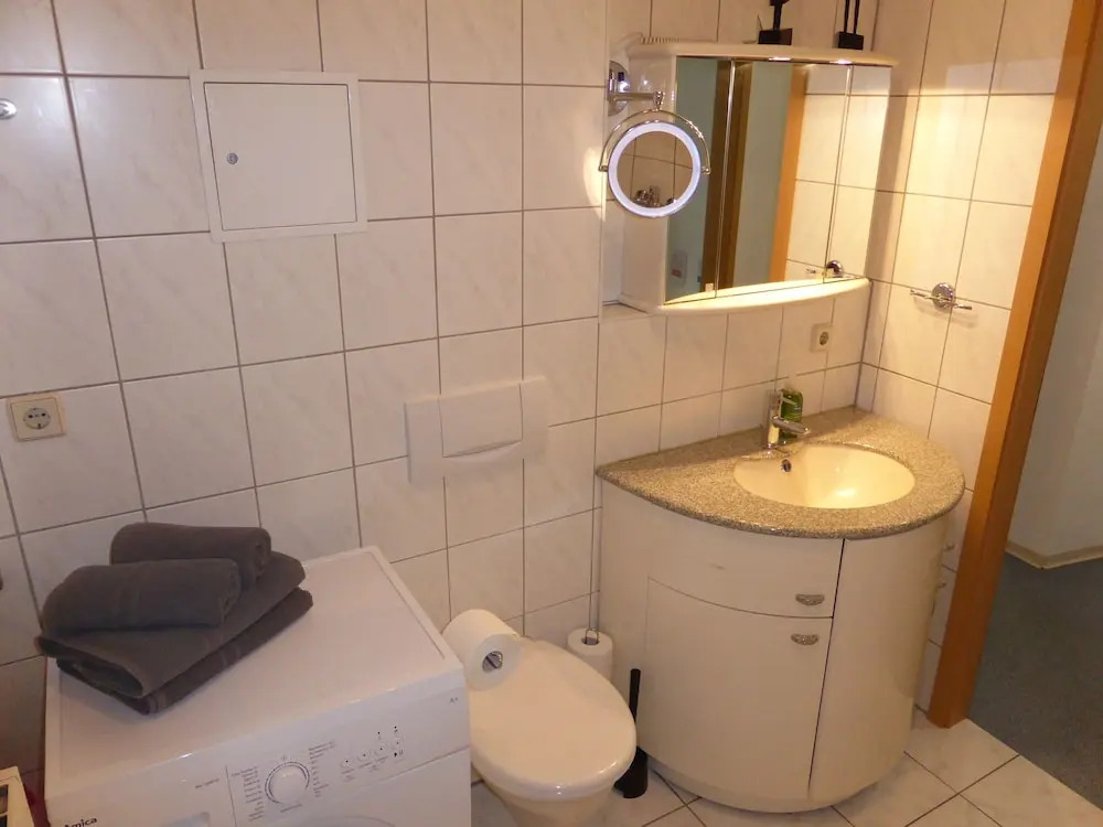 Ferienwohnung Friedrich Schiller, 2 Schlafzimmer, Balkon,kostenloses WiFi, nähe Zentrum
