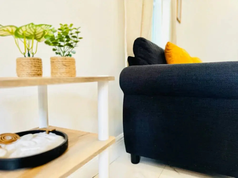 Modern 2-bedroom Retreat Near Beach Airport