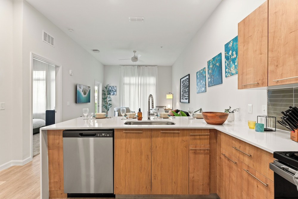Riviere Apartments King Bed Suite & Pool & Gym & Pet Friendly & Near Epic Universe