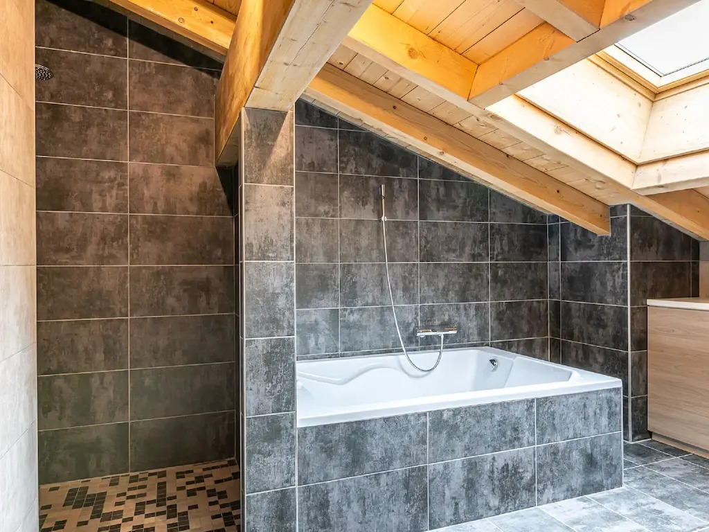 Penthouse with spacious balcony, ski lift 1.5 km away.