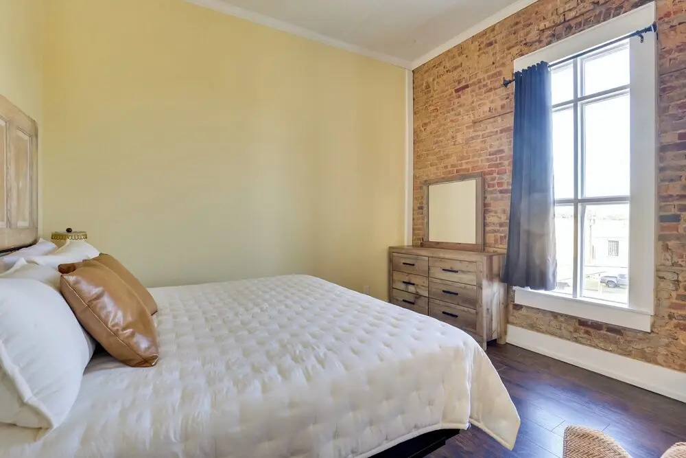 Shop, Dine & Unwind at Historic Dtwn Marshall Apt