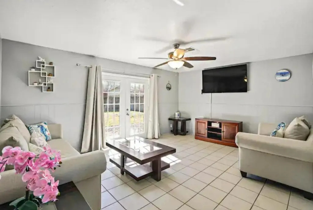 Pet Friendly 3BR 15BA w 65 TVs Nearby Shopping - Birchwood