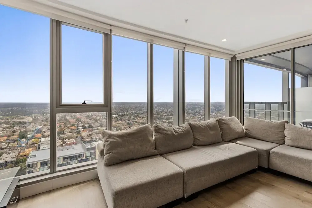 Gorgeous High-rise Unit With Sky Bar, Pool and Gym