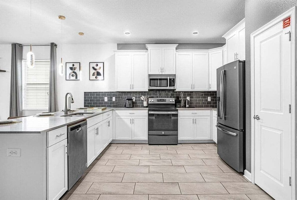 9052SD Newly Furnished 9BR Villa Steps from Clubhouse