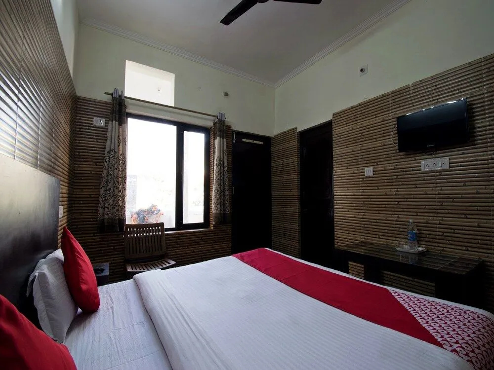 OYO 22932 Hotel Shiv Shanker