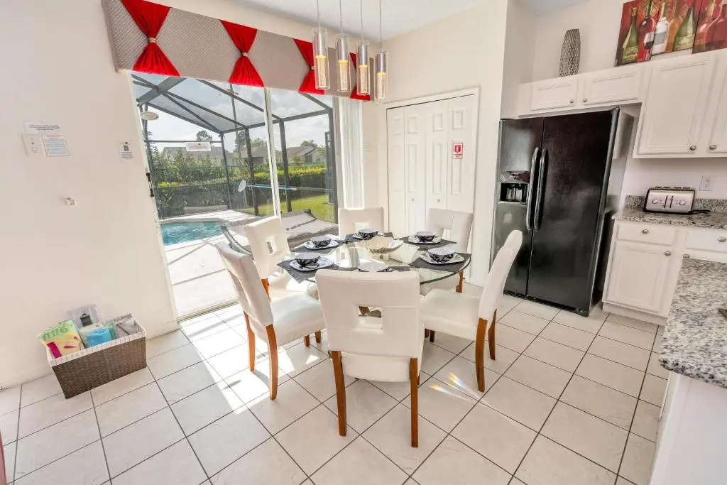 Disney Dream with Hot Tub, Pool, Xbox, Games Room, Lakeview, 10 min to Disney, Clubhouse